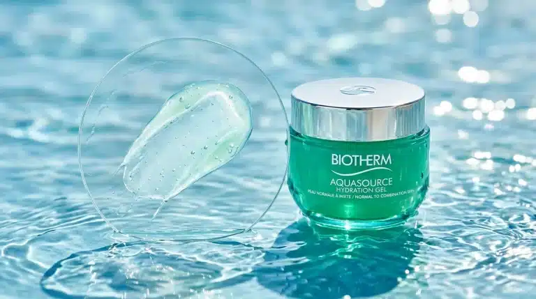 Tarro de crema hidratante en gel Biotherm Aquasource reflejado en agua pura