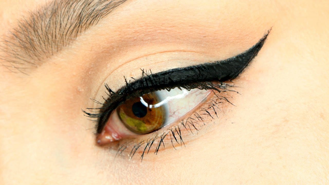 Consigue el look perfecto: Aprende cómo hacer la raya del ojo en pocos pasos